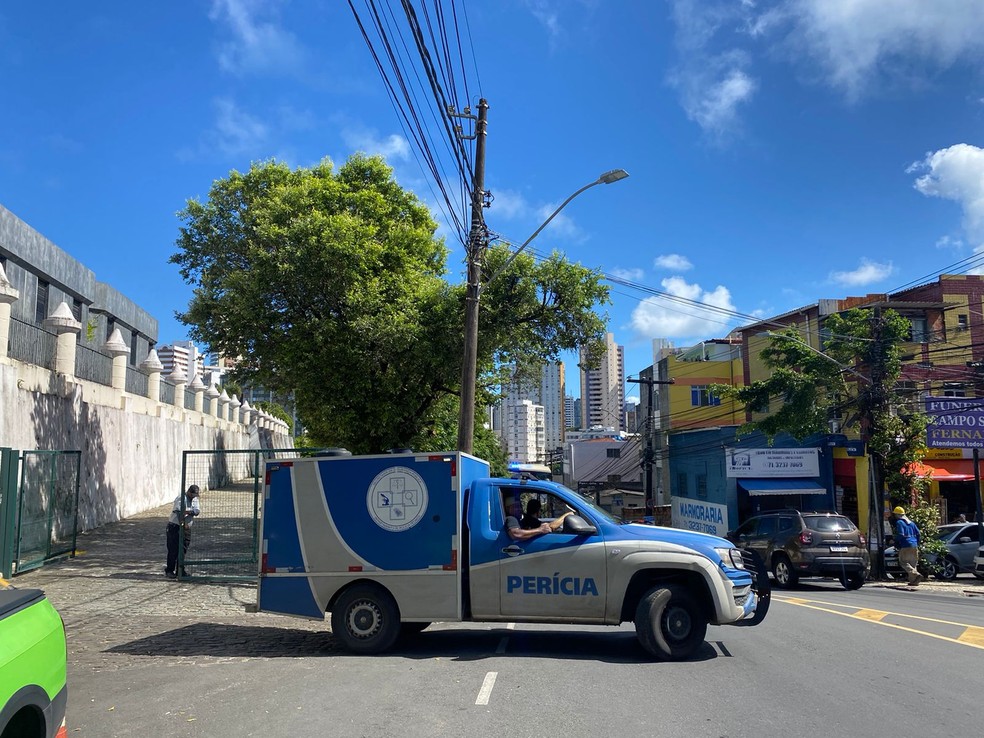 Corpo foi encontrado em área de cemitério de Salvador após tiroteio na região — Foto: Filipe Costa/TV Bahia