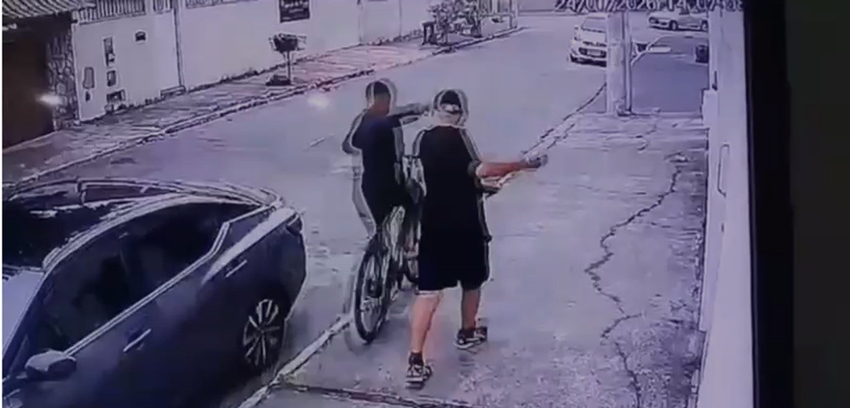 Homem tem colar furtado por ciclista em plena luz do dia em Cabo Frio