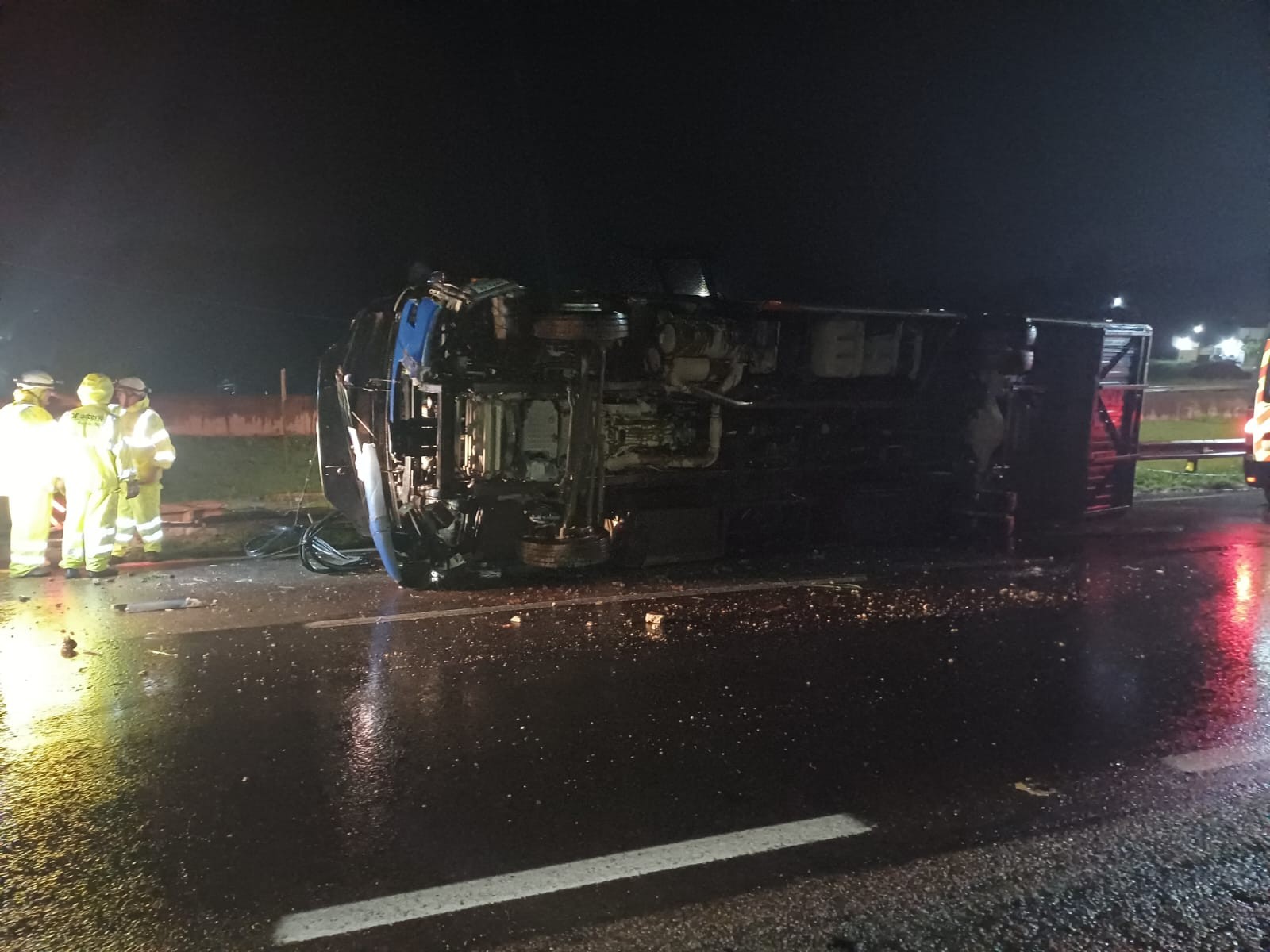 Tombamento de ônibus mata uma pessoa na Rodovia Fernão Dias, em Vargem