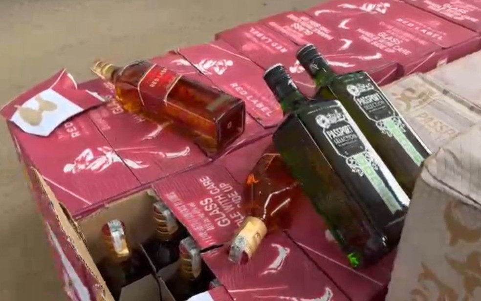 Bebida foi encontrada no bagageiro de um ônibus que seguia para Euclides da Cunha. — Foto: Polícia Rodoviária Federal
