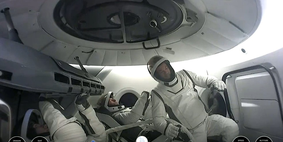 Tripulação se preparando para sair da nave — Foto: Reprodução/SpaceX