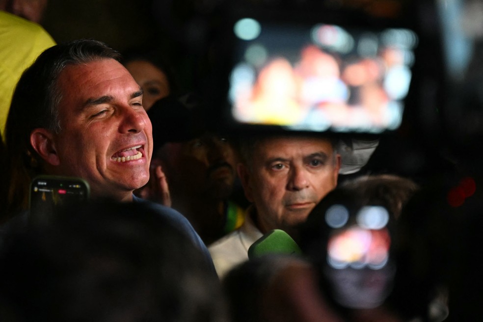 Flávio Bolsonaro fala após ir ao 2º turno contra Lula — Foto: EVARISTO SA/AFP