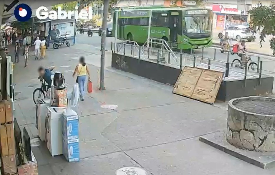 Vídeo mostra atropelamento de ônibus que matou mãe e filho em bicicleta elétrica na Tijuca; imagem não mostra fechada de carro