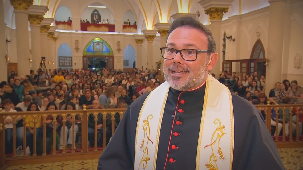3 de 7
Padre M&aacute;rcio Almeida, reitor da bas&iacute;lica de S&atilde;o Miguel Arcanjo &mdash; Foto: Reprodu&ccedil;&atilde;o/TV TEM