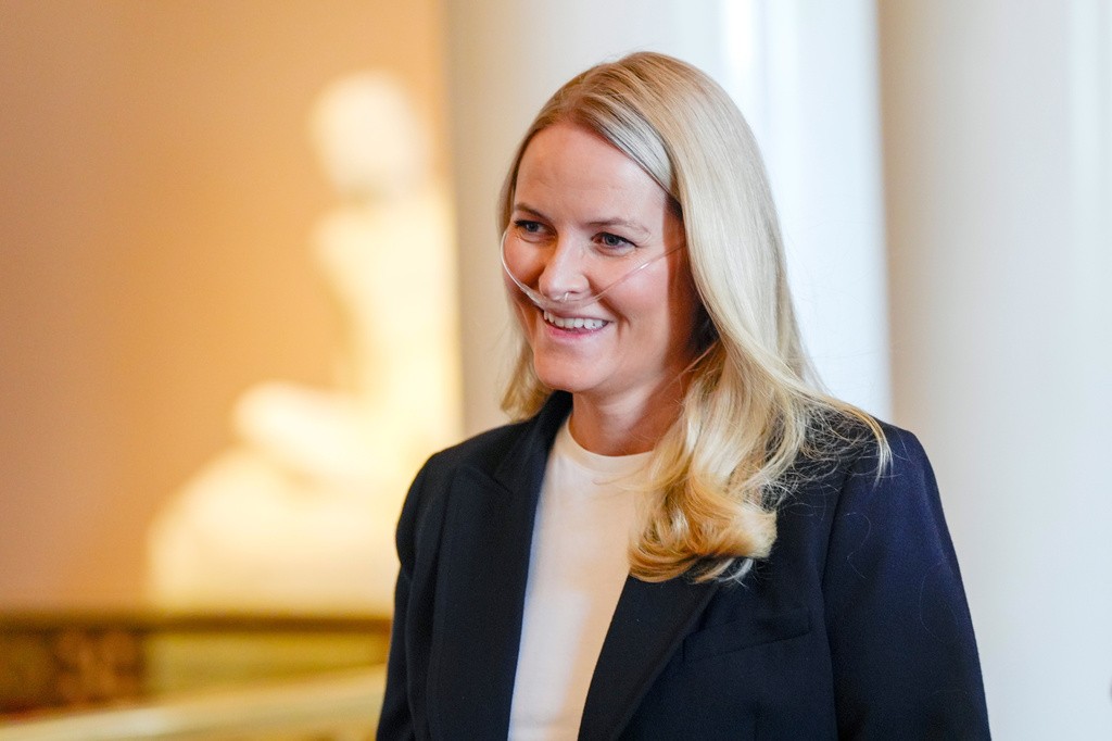 Princesa herdeira Mette-Marit da Noruega recebe transplante de pulmão