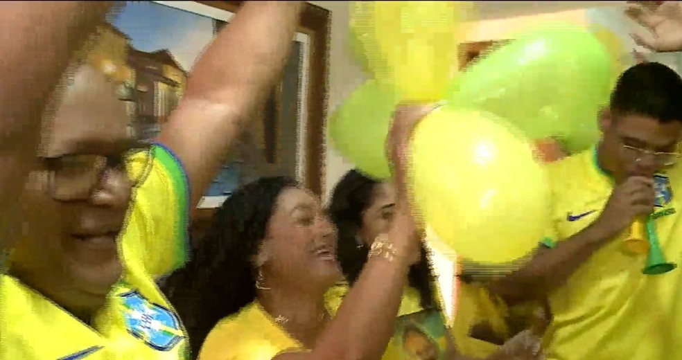 Família comemora gols de Ary Borges em sua primeira Copa do Mundo Feminina — Foto: Reprodução/TV Mirante