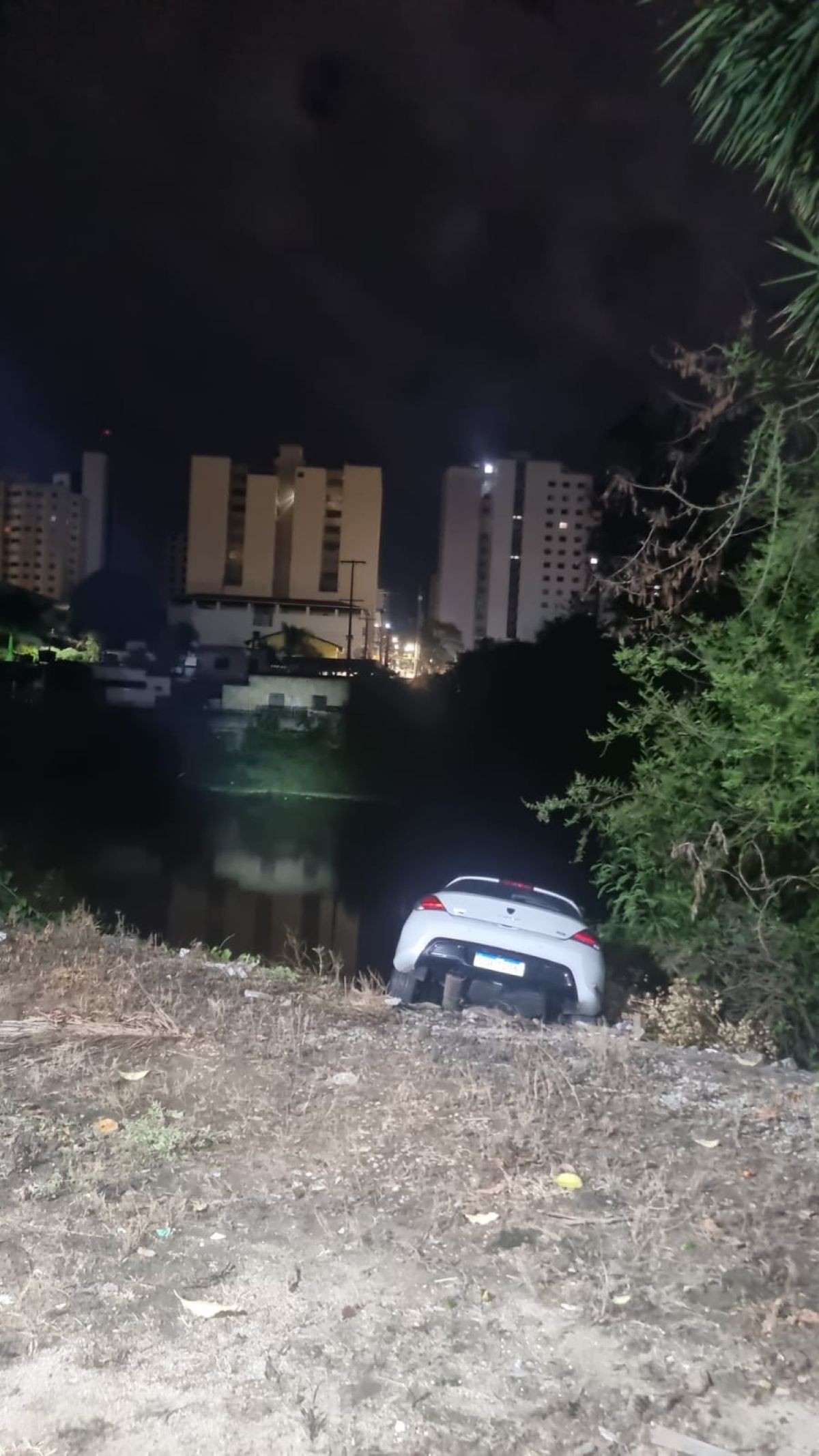 Motorista perde controle de carro e cai em barranco às margens do Rio Itapecerica, em Divinópolis
