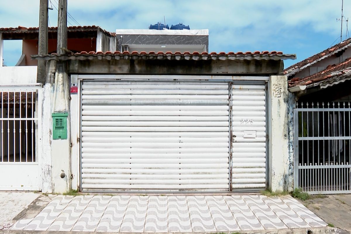 Casa de onde saiu fuzil usado em morte de ex-delegado é periciada no litoral de SP