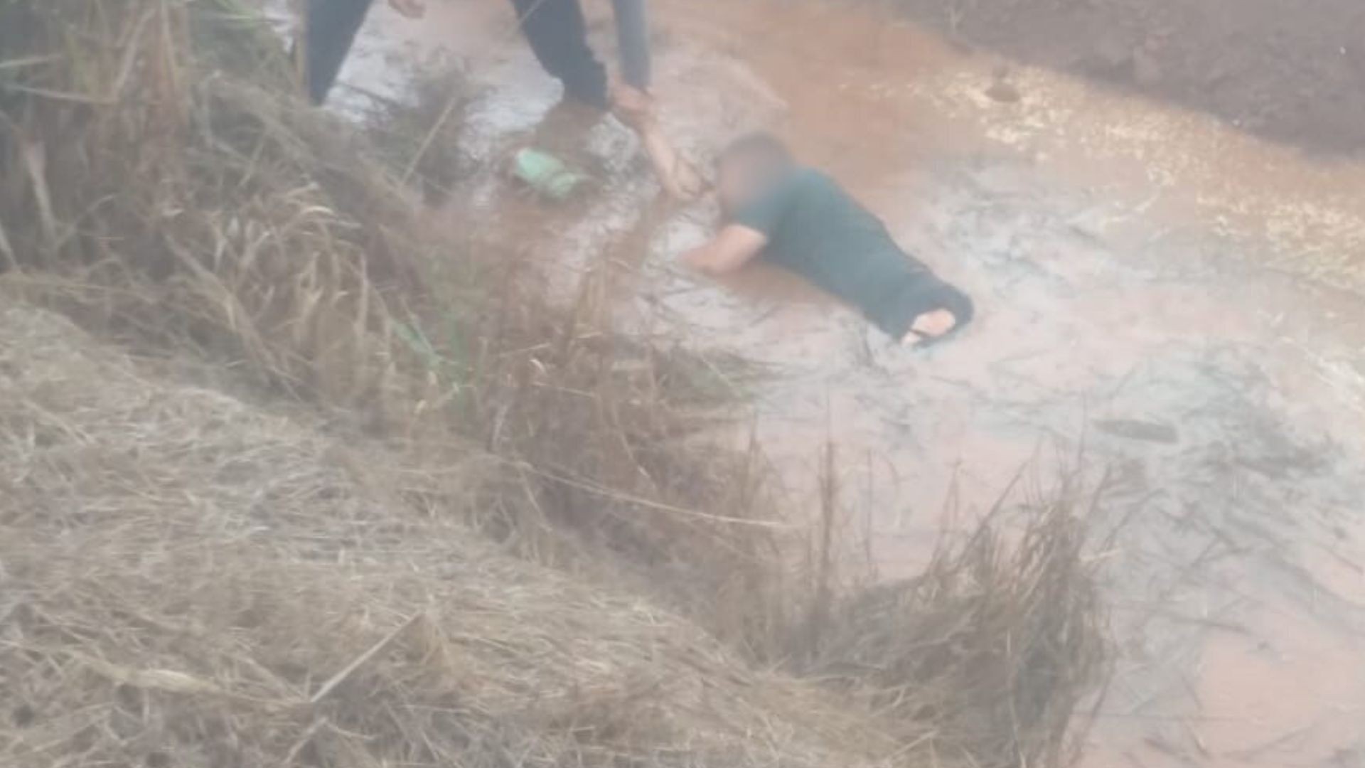 Motorista perde controle, capota veículo, é arremessado e cai dentro de poça d´água durante chuva em rodovia 