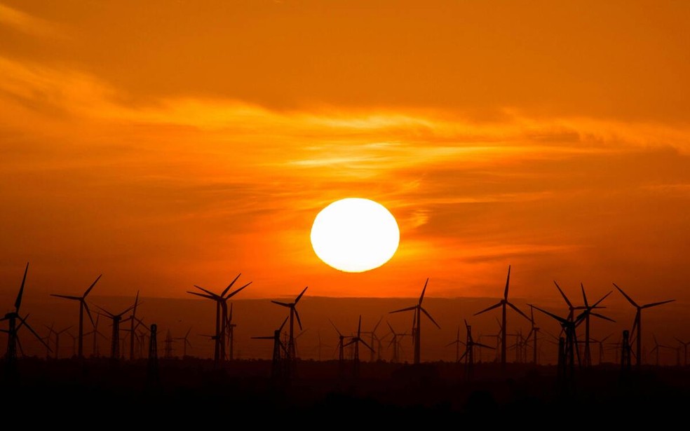 Energia eólica e solar são dois grandes exemplos de energias renováveis que vão ao encontro de um mundo mais sustentável. — Foto: Reprodução / Pexels