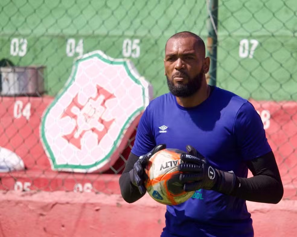 Goleiro vítima de racismo, chamado de 'macaco' pela própria torcida, se revolta e lembra: 'Pelé, um negro, fez a alegria de todos'