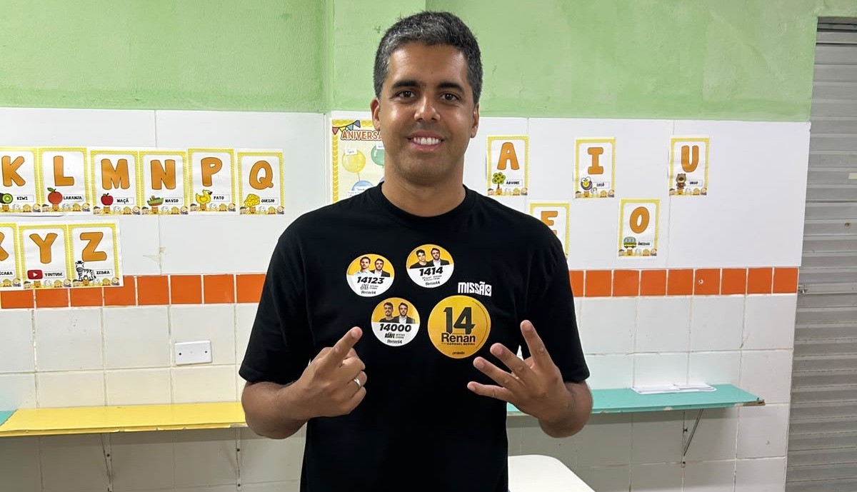Renan Hallais (Missão) vota em escola na Zona Sul do Recife