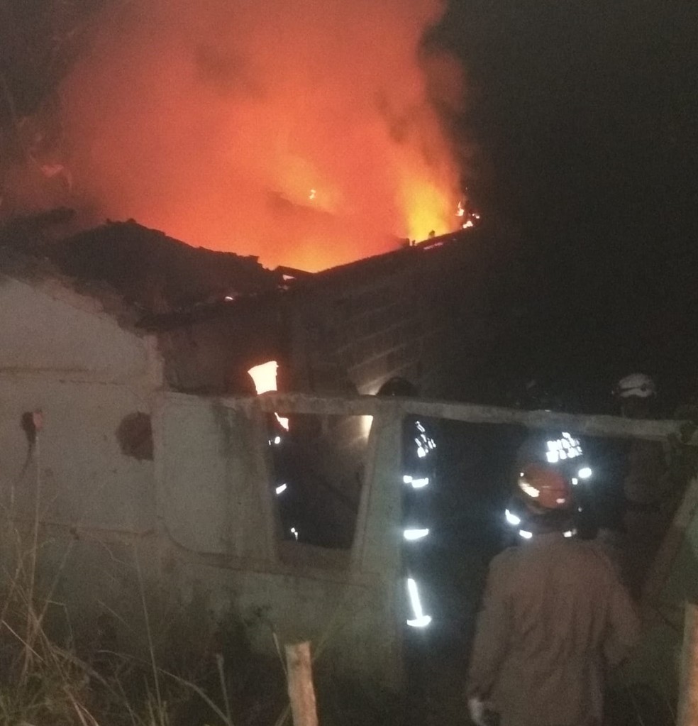 Pedra que pega fogo na água (EXPERIÊNCIA) 