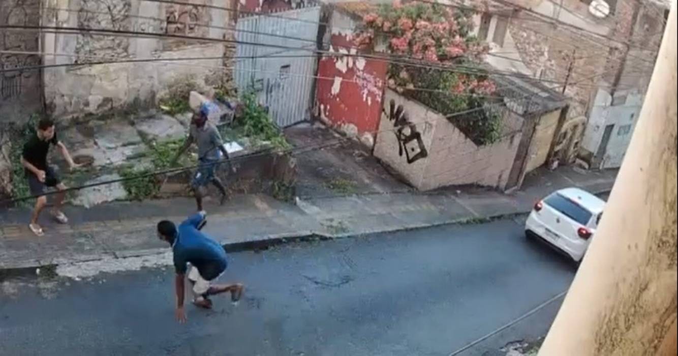 VÍDEO: Homem sofre tentativa de assalto de dois suspeitos armados com faca enquanto caminhava em Salvador