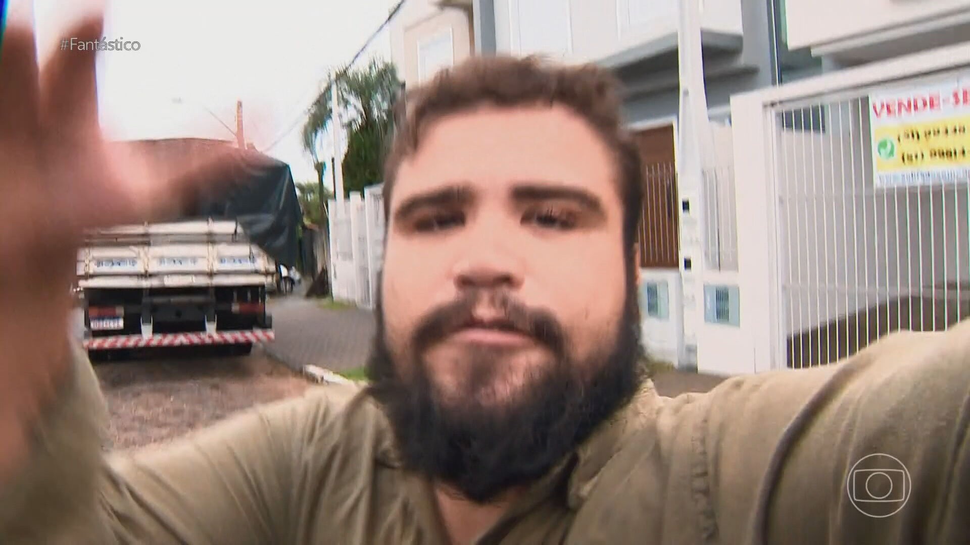 VÍDEO: homem ataca repórter após ser flagrado negociando água doada às vítimas da enchente no RS