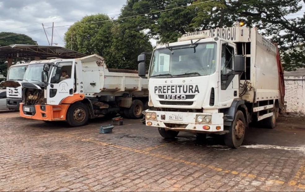 Caminhões da prefeitura que fazem coleta de lixo estão quebrados — Foto: Cláudio Peron/TV TEM