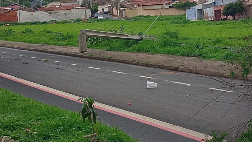 Queda de postes comprometeu o fornecimento de energia para moradores — Foto: Reprodução/Redes Sociais