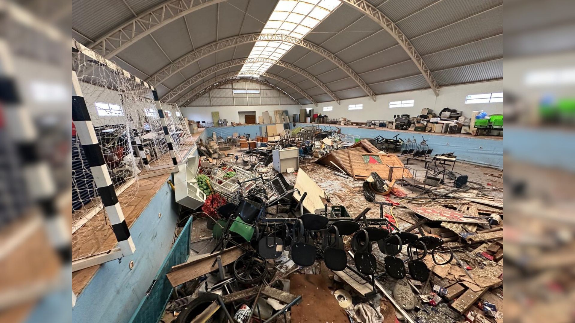 Fiscalização do TCE encontra piscina pública abandonada que virou depósito de materiais da prefeitura de Ubirajara 