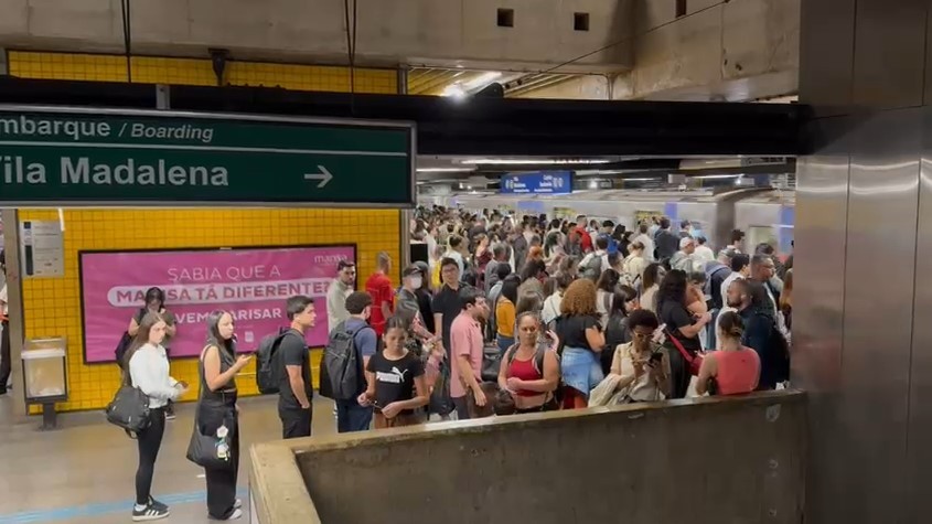 Linhas 1-Azul, 2-Verde e 3-Vermelha do Metrô têm filas após trens circularem com velocidade reduzida