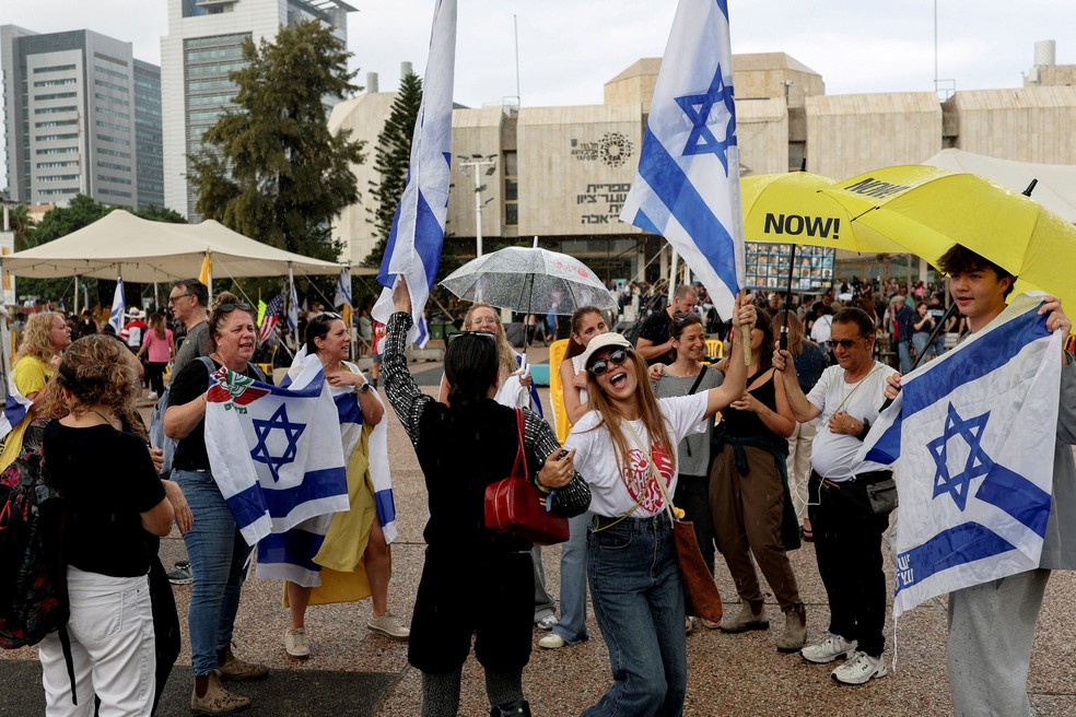 Comemoração na Praça dos Reféns, em Tel Aviv, em Israel — Foto: REUTERS/Ronen Zvulun