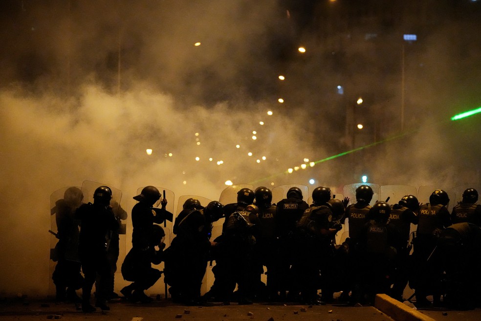 Polícia enfrenta manifestantes que pedem renúncia da presidente do Peru — Foto: Angela Ponce/Reuters