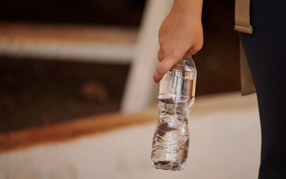 Estudante carrega garrafa de água para fazer a segunda prova do Enem 2024 em Ribeirão Preto, SP — Foto: Érico Andrade/g1