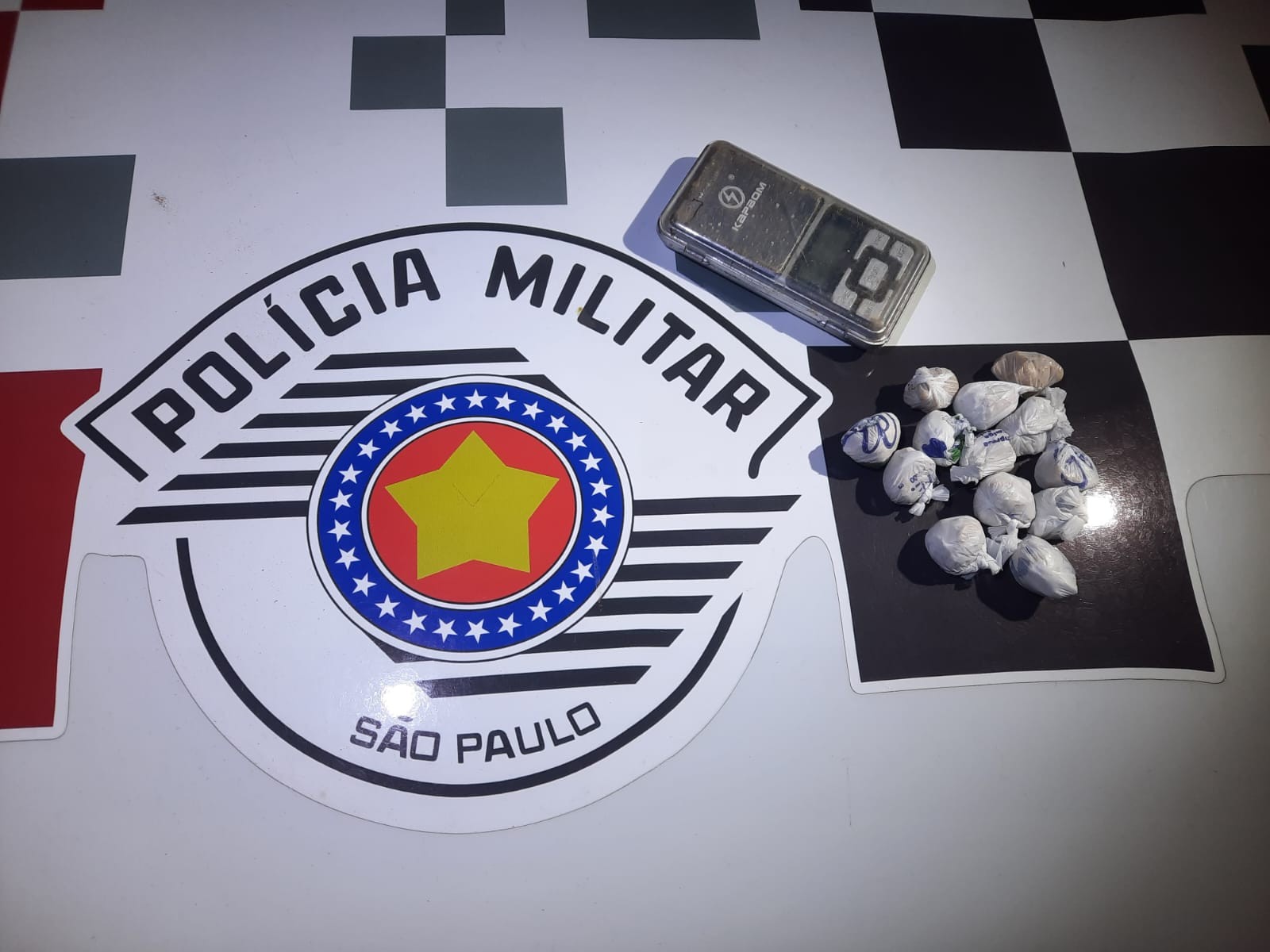 Polícia Militar apreende porções de crack e balança de precisão escondidas em matagal na linha férrea, em Adamantina