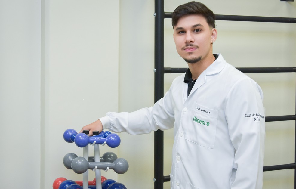 “O ambiente mais calmo, com menos estresse e deslocamentos menores, ajuda bastante no foco e nos estudos”, destaca João Victor, estudante de Fisioterapia da Unoeste — Foto: Gabriel Ferracini 