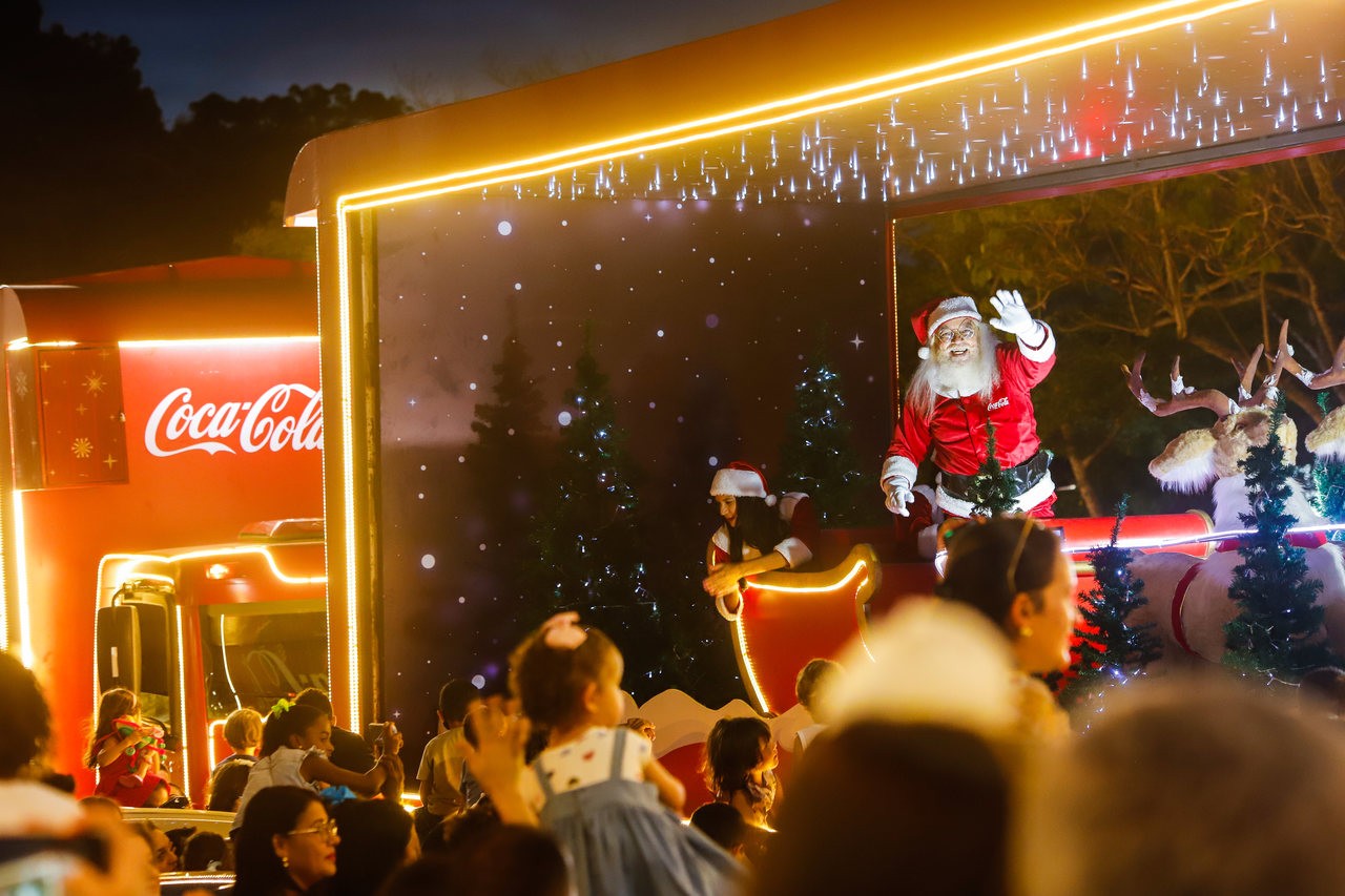 Caminhões iluminados da caravana de Natal da Coca-Cola percorrem Maceió nesta terça-feira; confira o trajeto 
