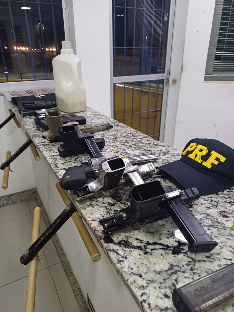Homem desobedece ordem de parada, atira contra agentes da PRF e é preso com arsenal de armas na BR-101, na Paraíba