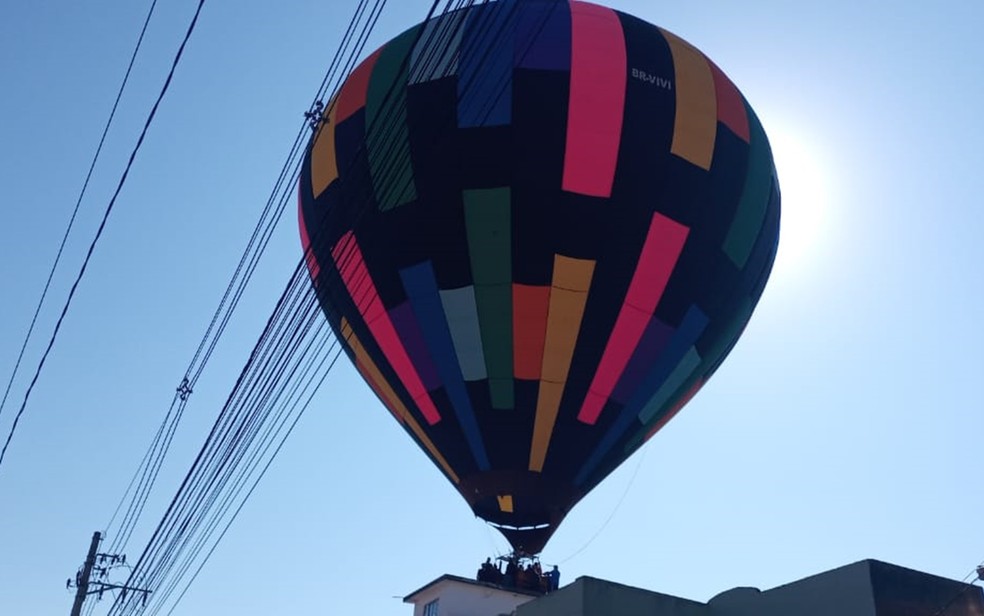 Balão sai de rota e faz pouso em terraço de prédio em São Lourenço — Foto: Márcio Rezende