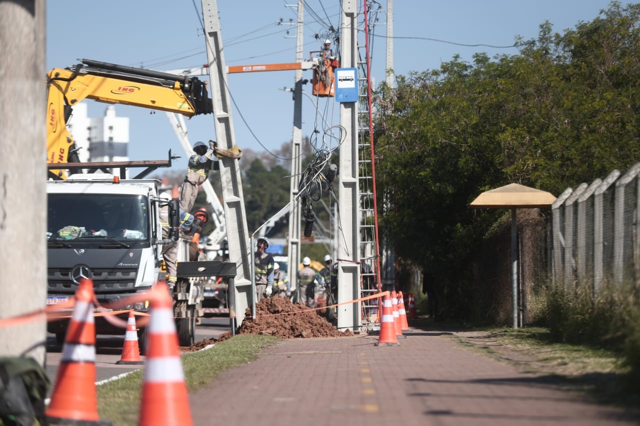 Postes da CEEE Equatorial instalados no meio de ciclovia começam a ser retirados em Porto Alegre 
