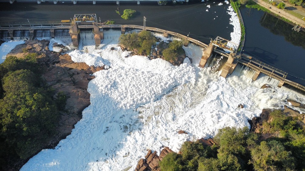 'Mar' de espuma txica cobre leito do Rio Tiet em trecho entre Itu e Salto — Foto: Junior Camargo/Arquivo pessoal