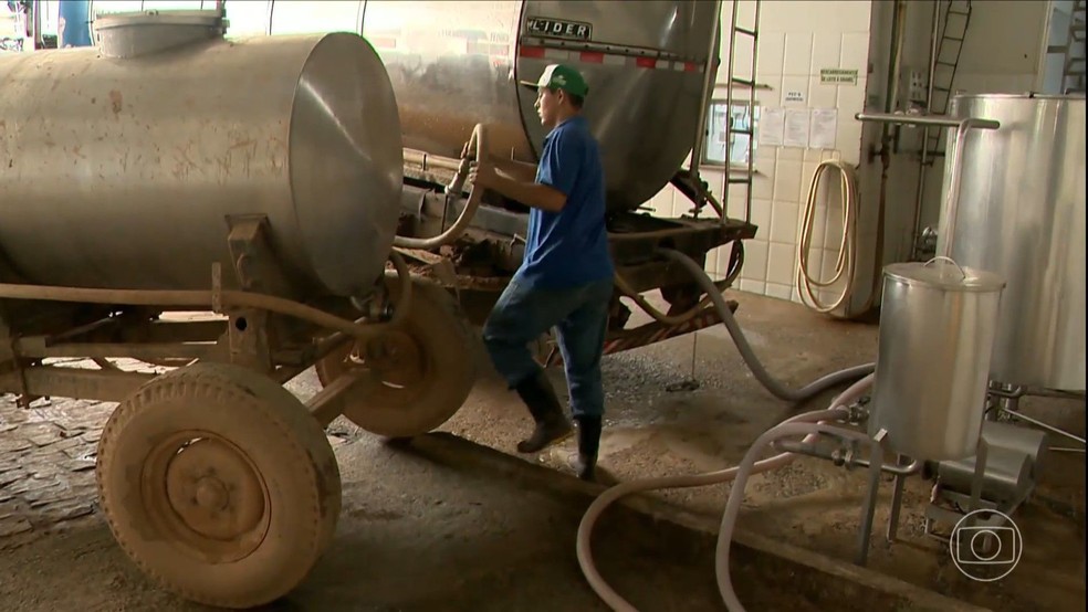 Cooperativa de Laticínios de Mimoso do Sul (Colamisul) auxiliou cooperados a escoarem produção após a chuva em Mimoso do Sul, Espírito Santo. — Foto: TV Gazeta