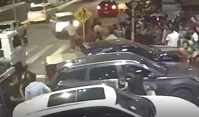 Pessoas são atropeladas na porta de igreja após discussão, em Anápolis; vídeo
