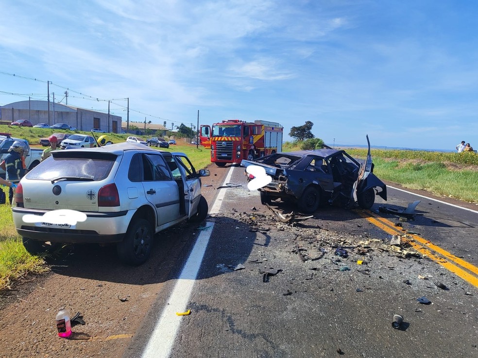Carro desmancha após batida frontal na PR-218, em Sabáudia; dois motoristas morreram — Foto: PRE