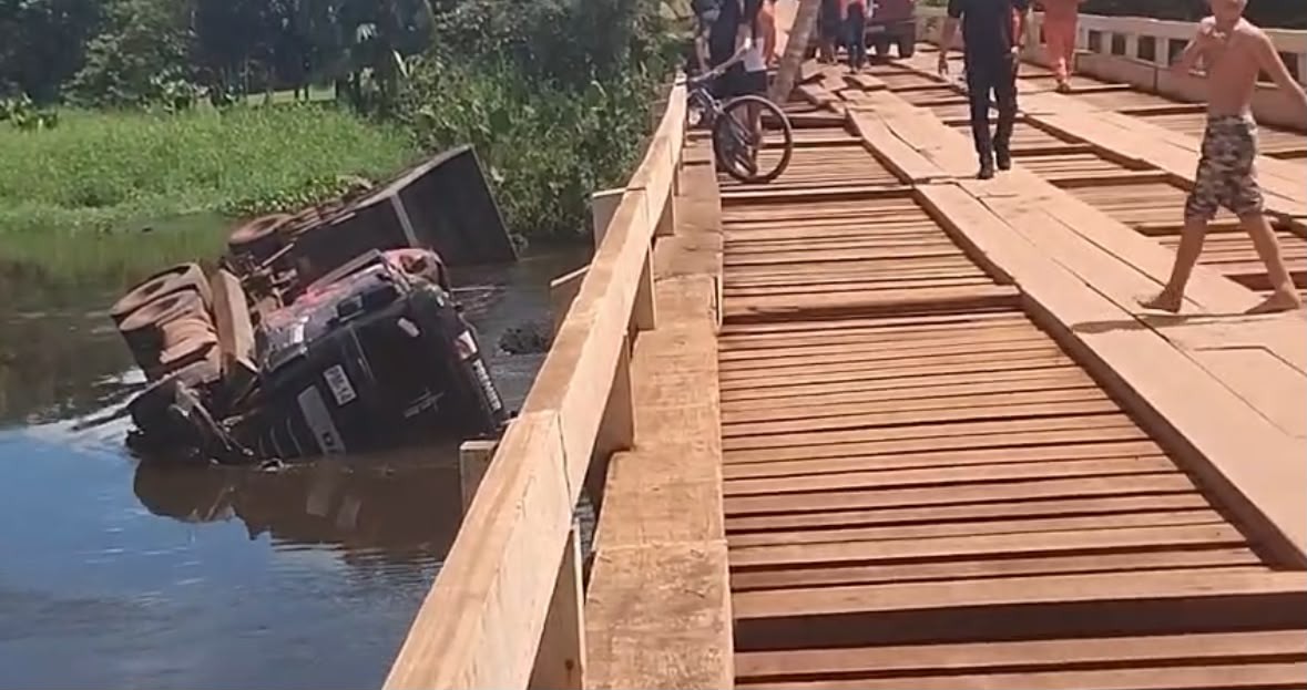 VÍDEO: caminhão com minério tomba em rio e destrói parte de ponte no interior do Amapá