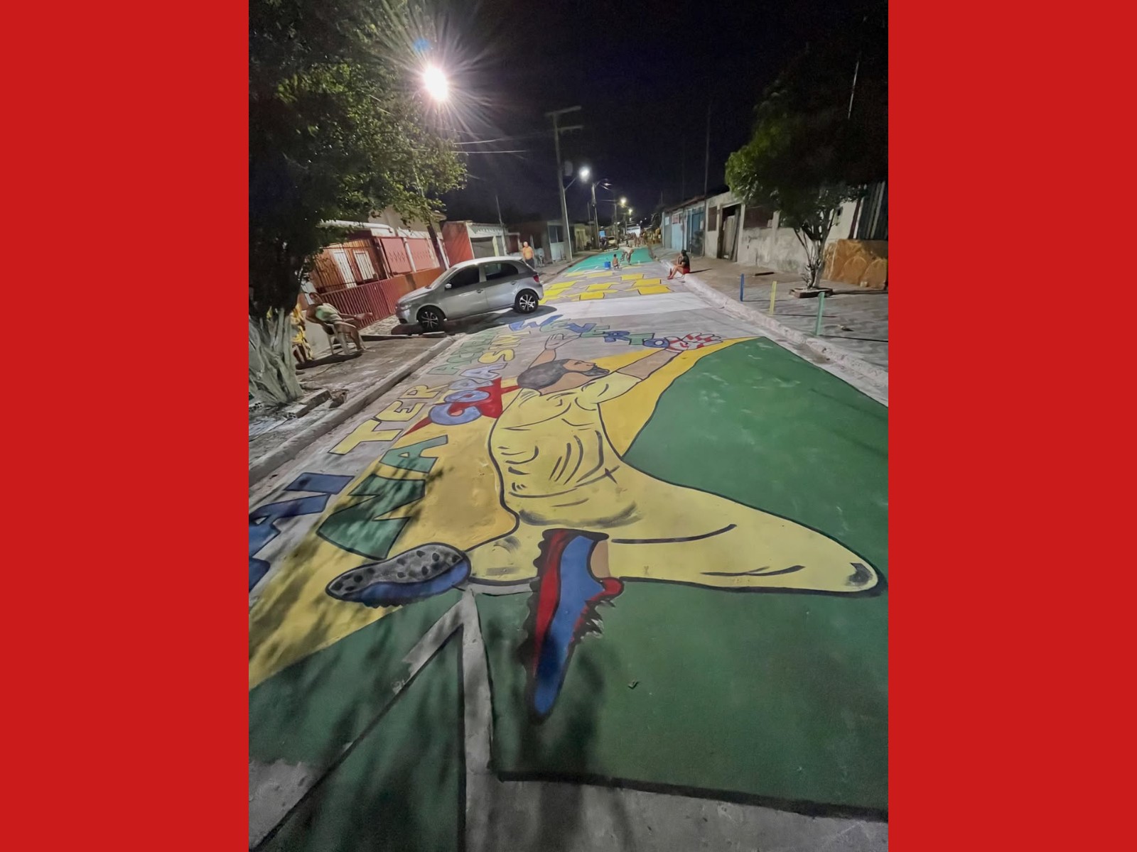 À espera do hexa, moradores revivem tradição iniciada há 12 anos e pintam rua de verde e amarelo no Acre