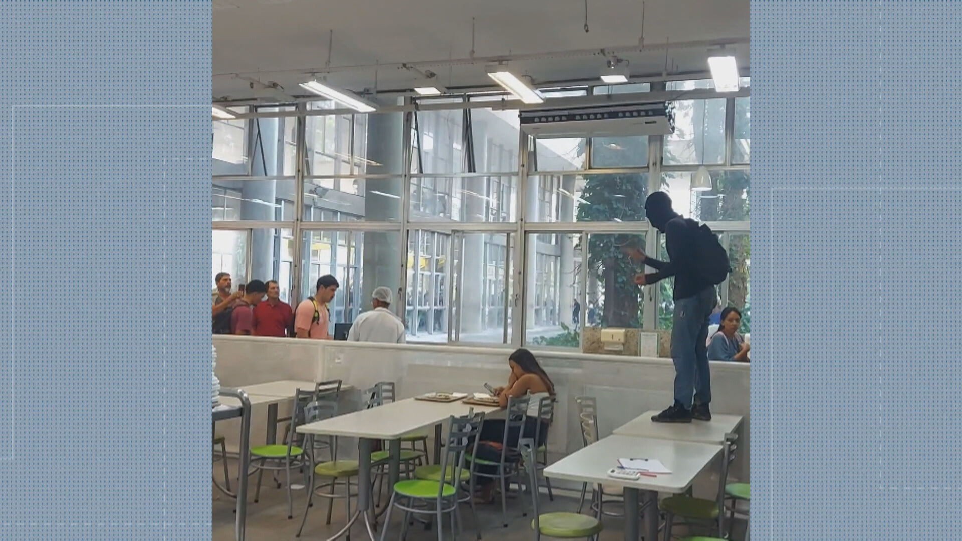 Estudantes da ufrj assumem bandejão e servem refinos Após paralisaçação de terceirizados contra salários atrasados ​​| Rio de Janeiro