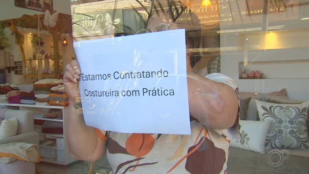 Empresários têm encontrado dificuldade para preencher cargos básicos nas fábricas — Foto: TV TEM/Reprodução
