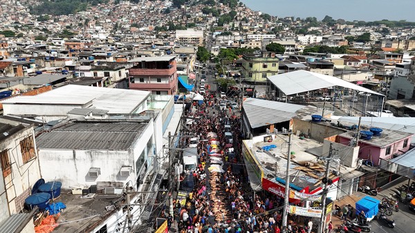 Foto de drone mostra fila de corpos estendidos em praça no Complexo da Penha, no Rio. — Foto: Reuters/Ricardo Moraes