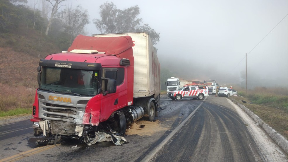 Carreta também ficou com a frente destruída. — Foto: Divulgação/Sevor