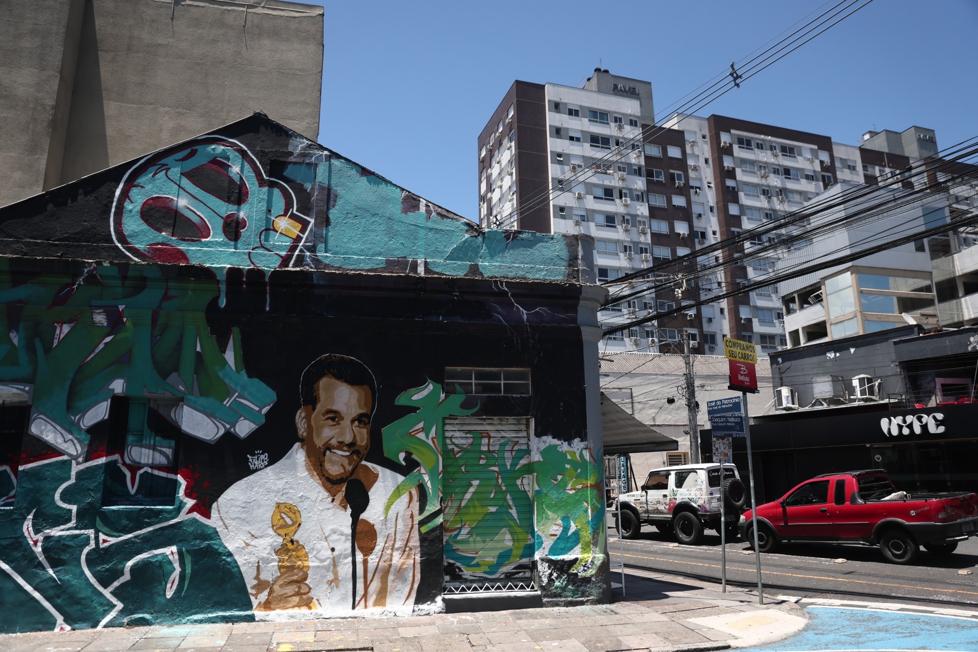 Wagner Moura é homenageado com mural em Porto Alegre após vitória no Globo de Ouro