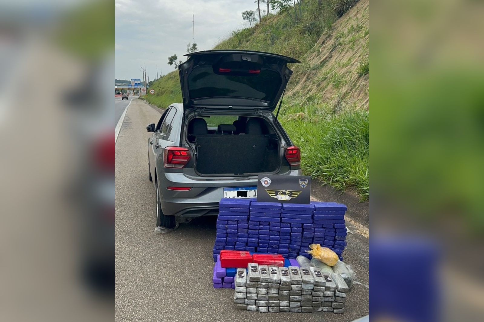 Polícia apreende mais de 250 tabletes de maconha transportados em carro na Rodovia Raposo Tavares em Sarapuí