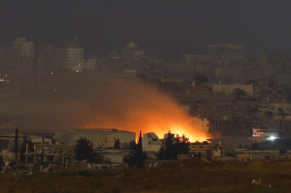 Fumaça e fogo são vistos em Gaza neste domingo (26), após ataques aéreos de Israel na região — Foto: Amir Cohen/Reuters