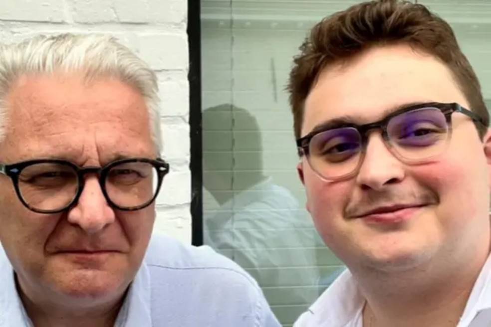 Clément Vandenkerckhove (à direita) com seu pai, o príncipe Laurent. — Foto: Divulgação/BBC