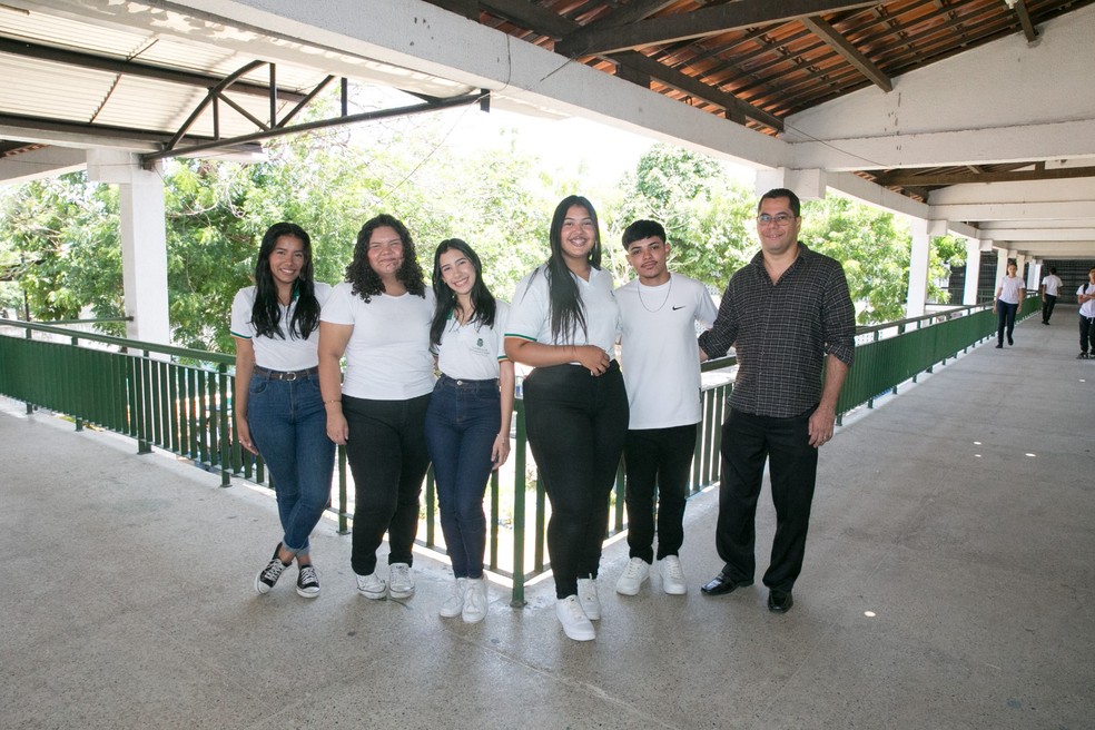 Alunos da escola estadual Ícaro Moreira de Sousa e o professor orientador do projeto Shine Eco — Foto: Kid Júnior/SVM
