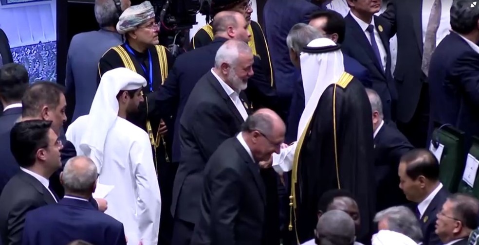 Alckmin, em primeiro plano, e Ismail Haniyeh, chefe do Hamas, em posse do novo presidente do Irã, em Teerã, nesta terça — Foto: Reprodução/Wana via Reuters