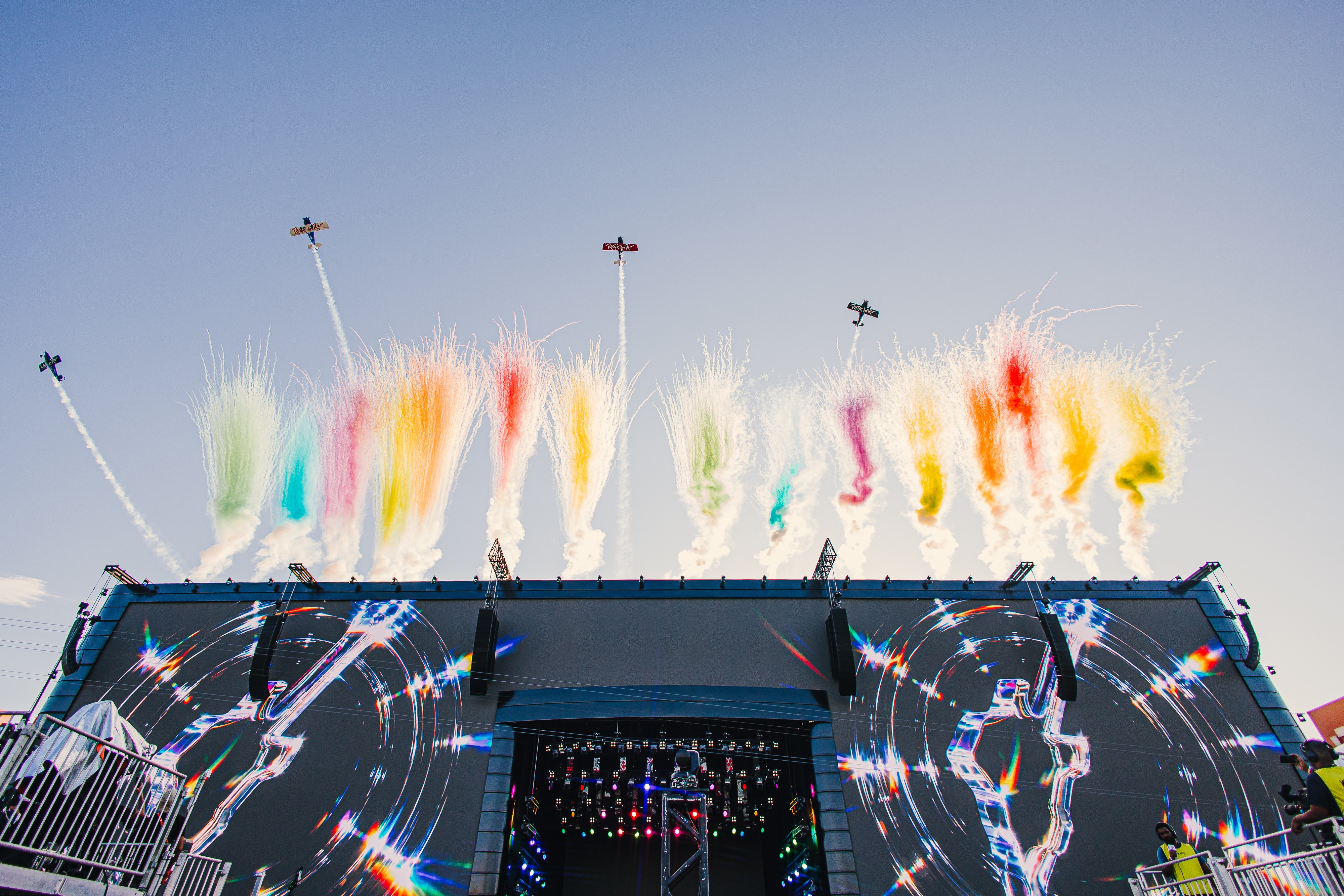 Voo em avião acrobático sobre a Cidade do Rock ainda não encontra aventureiros, mas expectativa é de estreia neste último dia do festival