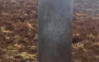 'É uma coisa meio alien': monólito misterioso aparece 'do nada' em colina remota no País de Gales; VÍDEO